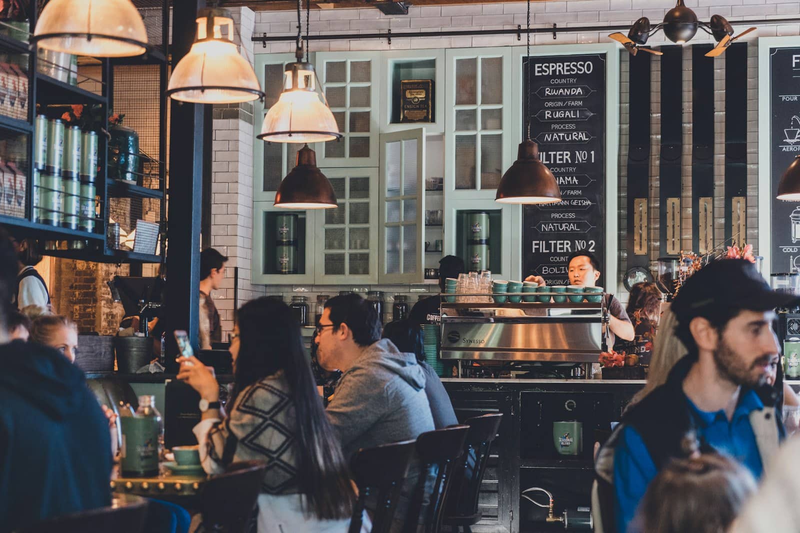 Quán cafe đông khách vào giờ cao điểm
